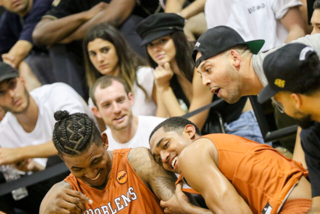 HET FLØRT: Kendall Jenner (bak til høyre i sort hatt) har de siste månedene vært koblet med basketstjernen Jordan Clarkson (til høyre i baskettrøye). Foto: Splash News HET FLØRT: Kendall Jenner (bak til høyre i sort hatt) har de siste månedene vært koblet med basketstjernen Jordan Clarkson (til høyre i baskettrøye). Foto: Splash News